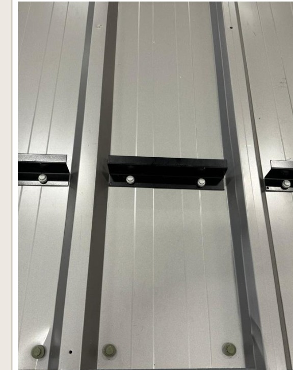 Cladding support brackets fastened to the wall panel